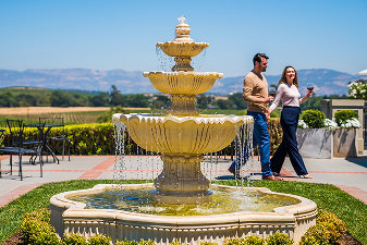 Image of people walking in Napa Valley